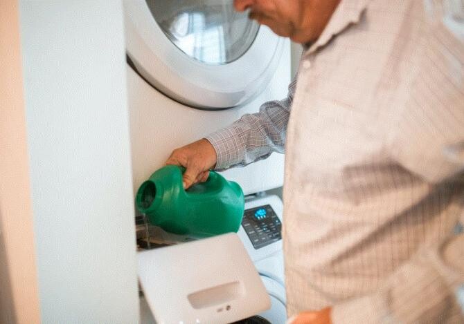 Cum să scapi rapid de mirosul neplăcut din mașină de spălat - remediul care costă câțiva lei. Sursa - Pexels