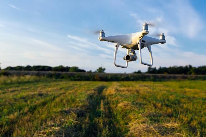 Demonstraţiile cu dronă sunt cele mai potrivite pentru lecţiile de Geografie şi Ştiinţe ale naturii / Foto: Freepik