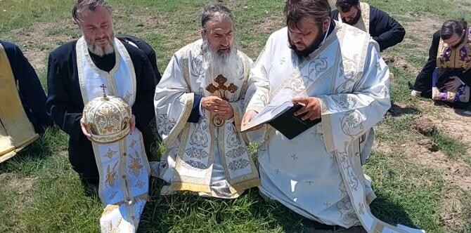 IPS Teodosie, împreună cu un sobor de preoți, rugăciuni pentru ploaie pe un câmp din Constanța / Captură Video Arhiepiscopia Tomisului Facebook