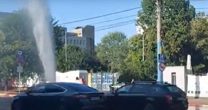 Jet de apă fierbinte, înalt de 20 de metri, după ce o conductă de la CET s-a spart la Constanța. Sursa: captura_video