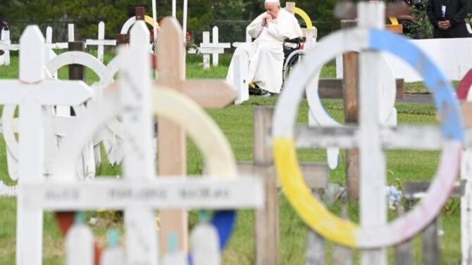 Papa Francisc se roagă în tăcere în cimitirul din Maskwacis, în Canada. Foto: Vatican Media