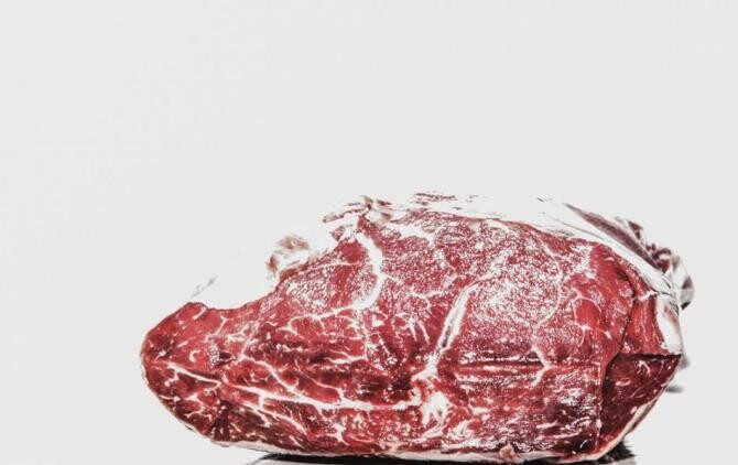 Patru greșeli pe care le faceti atunci când dezghețați carnea - ar trebui să le evitați, ca produsul să nu se altereze. Sursa - Pexels