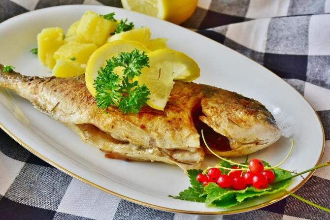 Pește prăjit cu mujdei de usturoi, combinația delicioasă, dar periculosă. Avertismentul medicilor / Foto: Pixabay, de RitaE