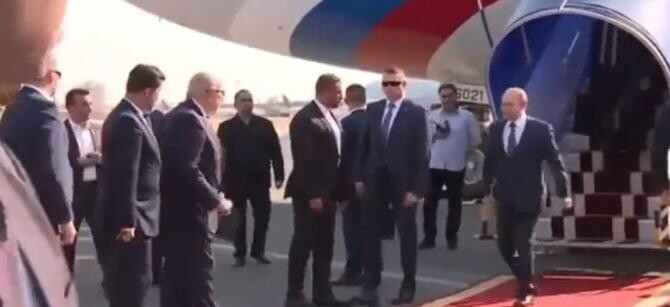 Vizita lui Putin în Turcia. Detaliul pe care puțini l-au observat. Ce s-a văzut atunci când liderul de la Kremlin a coborât din avion la Teheran / Foto: Captură video Twitter Disclose.tv
