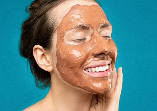Topiți puțină ciocolata neagră și aplicați-o pe față -  tenul va fi strălucitor și hidrat pentru o lungă perioadă. Sursa - Pexels