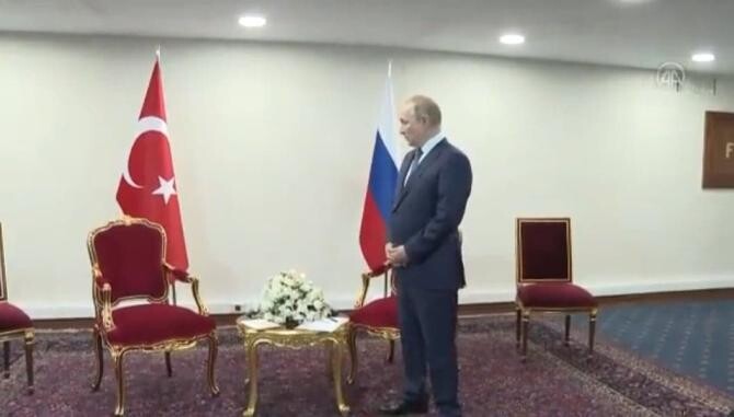 Video cu Putin nervos în timp ce Erdogan l-a lăsat să-l aștepte. Se uita descumpănit la scaunul gol / Foto: Captură video Twitter Joyce Karam