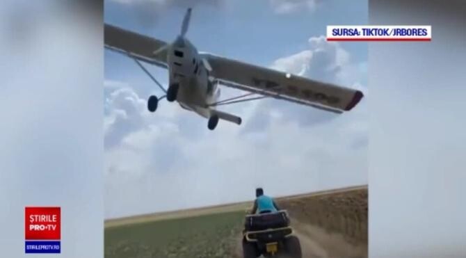 Accident aviatic în Giurgiu. Aeronava, filmată în timp ce făcea o manevră periculoasă, chiar deasupra oamenilor / Foto: Captură video Pro Tv