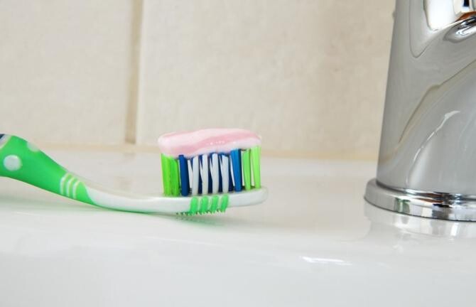 Acoperă găurile din perete cu pastă de dinți -  trucul care te va lăsa fără cuvinte. Sursa - pixabay.com