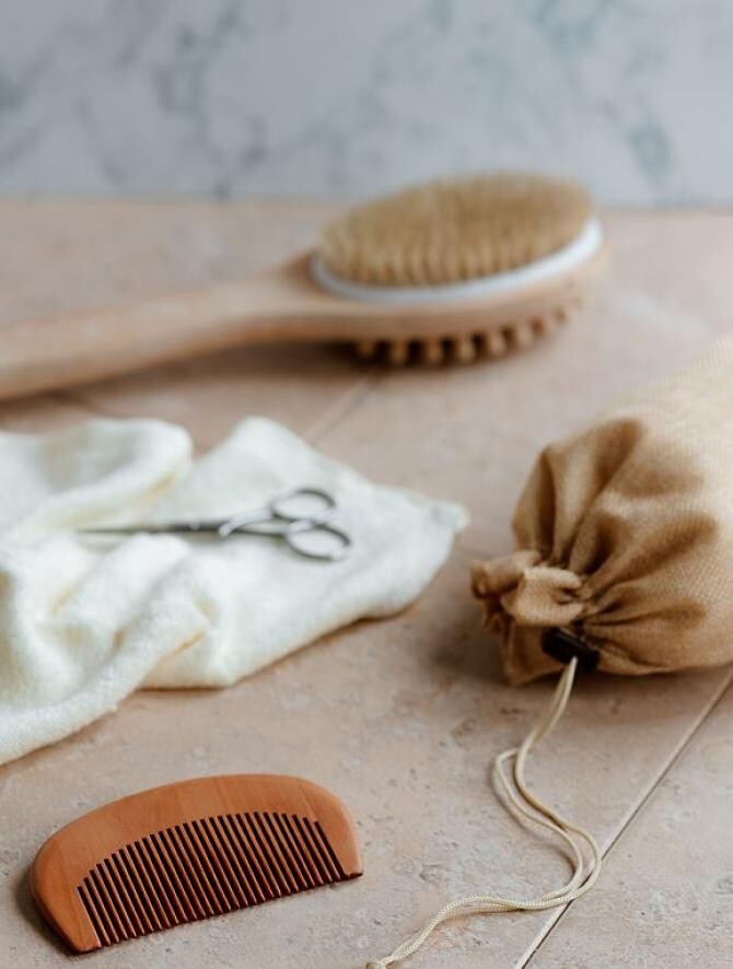 Cum se curăță ușor orice pieptene - trucuri de îngrijire a accesoriilor de păr, dezvăluite de hair styliști. Sursa - Pexels