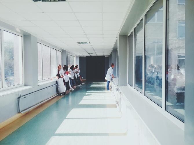 Caz șocant în Timiș. O doctoriță a bătut un pacient de 66 de ani pentru că insista cu întrebările privind decontarea serviciilor medicale / Foto: Pixabay, de StockSnap