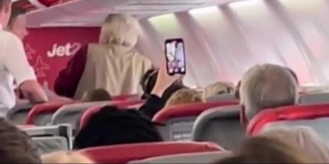 Scandal în avion. O femeie a bătut un însoțitor de zbor după ce acesta i-a luat băutura din față / Foto: Captură video Daily Mail
