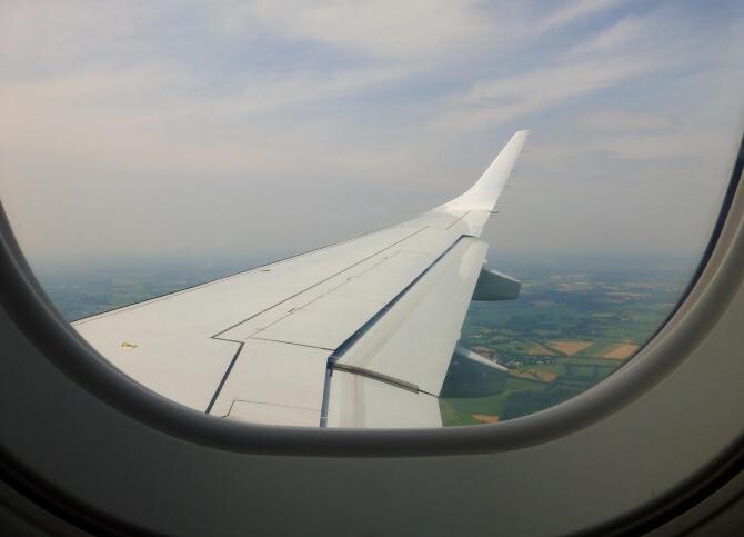 Găuri în geamurile avioanelor. Le-ai observat și tu? Un pilot explică ce rol au / Foto: Pixabay, de Ulrike Mai  