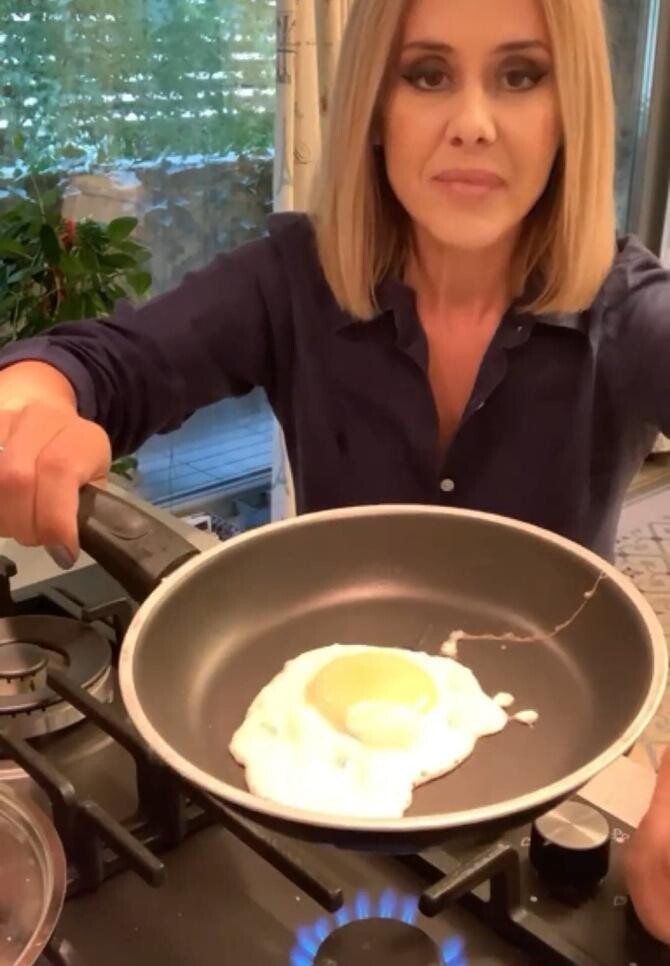 Cum faci ouă ochiuri fără ulei. Secretul Mihaelei Bilic / Foto: Captură video Facebook Mihaela Bilic