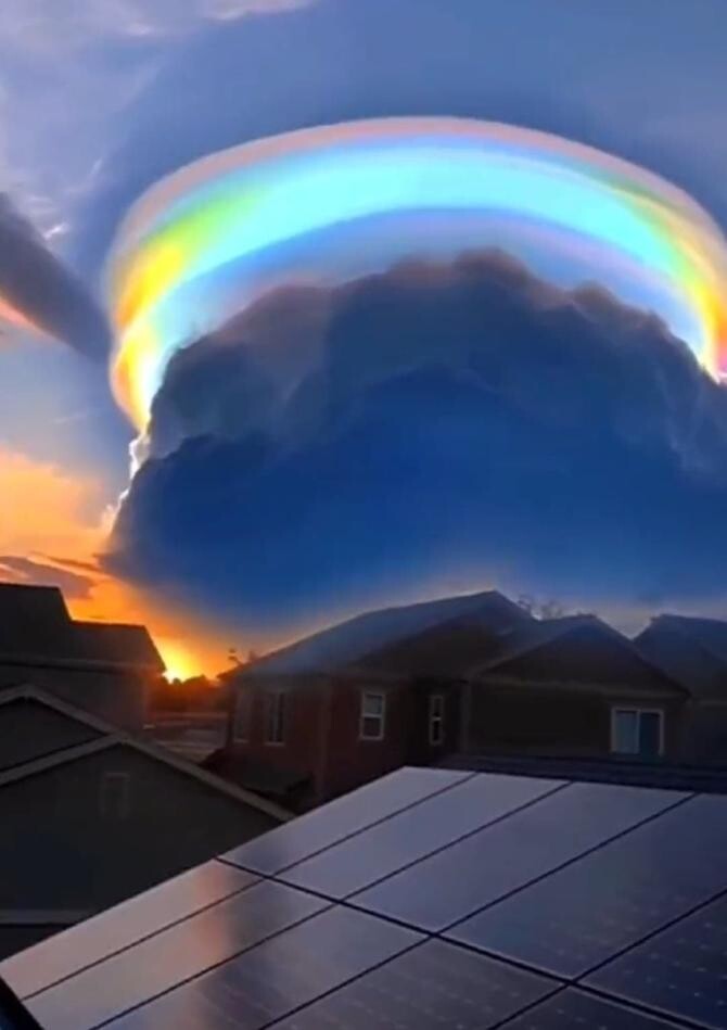 Oamenii au rămas uluiți când au văzut acest fenomen pe cer. Ce este un pileus și în ce condiții se formează / Foto: Captură video Twitter Sunlit Rain