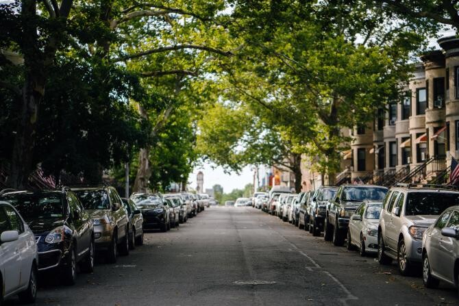 Polonia vrea să interzică parcarea mașinilor pe trotuare: Sunt exclusiv pentru pietoni - Foto Pexels