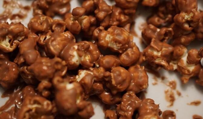 Popcorn cu ciocolată - transformă un preparat simplu într-o gustare delicioasă. Sursa - pixabay.com