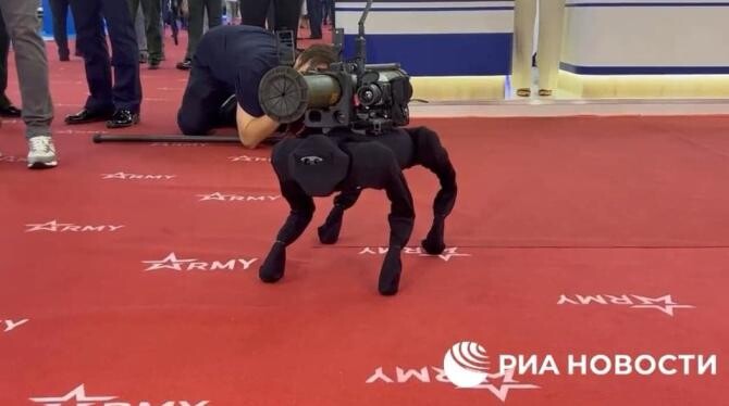 Rusia se laudă cu un "câinele-robot de luptă", numit armă de ultimă generație, care este, de fapt, o jucărie care se vinde și în România / Foto: Captură video Twitter Rob Lee