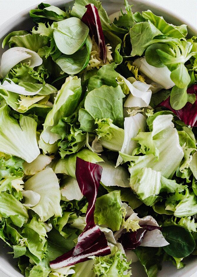 Salată din varză și roșii, o soluție miraculoasă când nu știi ce să gătești. Sursa - Pexels