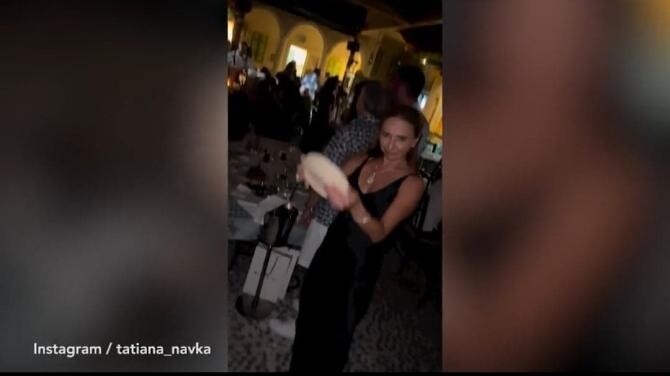 Soția lui Peskov, purtătorul de cuvânt al lui Putin, filmată în timp ce sparge farfurii în vacanță, în Grecia / Foto: Captură video Mirror