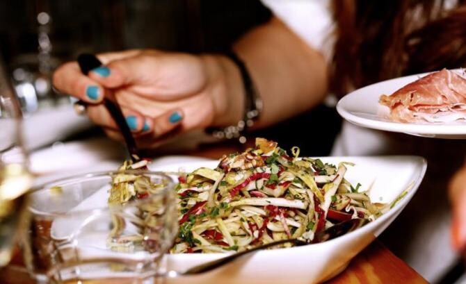 Trei ingrediente care strică orice salată și o transformă într-o adevărată bombă calorică. Sursa - pixabay.com