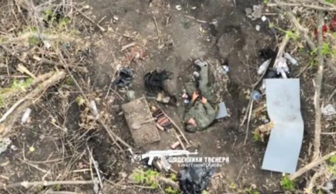 Un soldat rus a supraviețuit în mod miraculos, după ce o bombă a căzut lângă el în timp ce dormea / Foto: Captură video Daily Mail