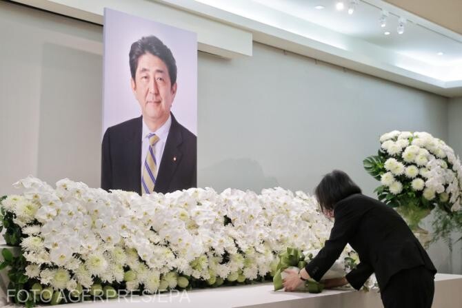 Ceremonie de depunere a coroanelor de flori în fața unei imagini a fostului premier Shinzo Abe
