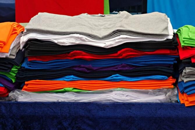 Ai prea multe tricouri vechi. Nu le arunca. Le poți recicla ușor și eficient. Sursa - pixabay.com