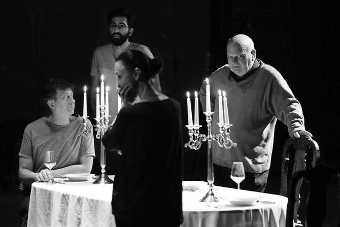 Oedip Rege, regizorul Declan Donnellan și actorii, în timpul repetițiilor. Foto: Cristian Floriganță