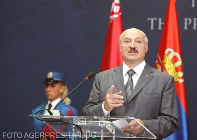 Lukaşenko se crede amuzant. S-a filmat tăind buşteni pentru a ajuta Europa care 'moare de frig' - Foto Agerpres