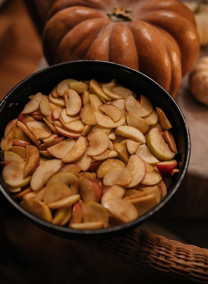 Plăcintă cu mere, preparată într-o tigaie. Este gata rapid și are doar 160 de calorii. Sursa - Pexels