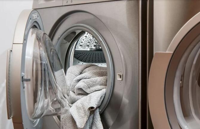 Puneți o pungă în mașina de spălat. Sursa - pixabay.com