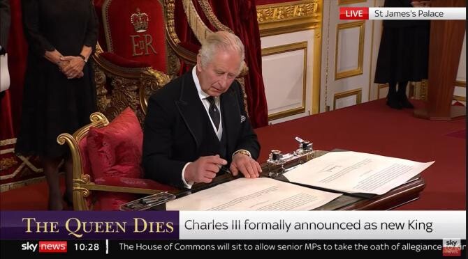 Regele Charles III semnează documentele ce îi atestă jurământul