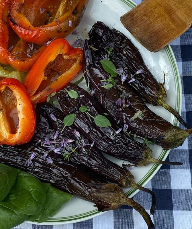 Salata cu vinete, usturoi și nuci. Este potrivită și pentru o masă festivă. Sursa - Pexels