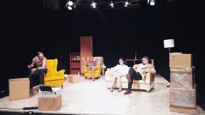 Scenă din  noul spectacol de la Teatrul Mic: Măcel, de Yasmine Reza, în regia Andreei Grămoșteanu