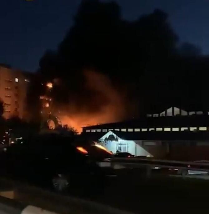 Numărul morţilor, în urma prăbuşirii unui avion peste o clădire rezidențială din Krasnodar, a crescut la 13 / Foto: Captură video Shot