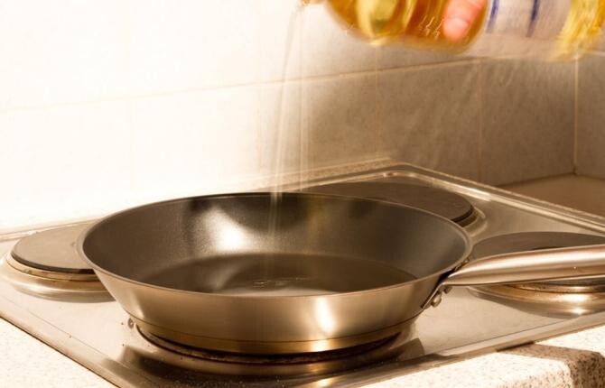 Cea mai murdară tigaie poate fi curățată cu un pahar de apă, un truc, cu care vei economi detergent. Sursa - pixabay.com