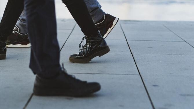 Gospodinele cu experiență ung pantofii cu ulei. Trucul te va scuti de o problemă enervantă. Sursa - pixabay.com