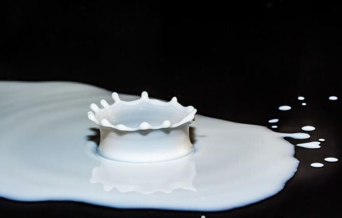 Nu vă grăbiți să aruncați laptele acru. Cu acest truc, știut de gospodinele din China, veți reda strălucire mobilei. Sursa - pixabay.com