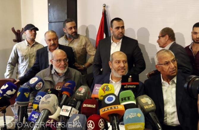 Oficialul Jihadului Islamic Palestinian Abdulaziz al-Minawi (L), membru al Biroului Politic Hamas Khalil Al-Hayya (C) și secretarul general al Frontului Popular pentru Eliberarea Palestinei Talal Naji (R) susțin o conferință de presă la Damasc, Siria, 19 