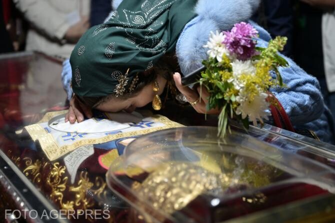Câți români îşi sărbătoresc onomastica de Sfânta Parascheva / sursa foto: Agerpres