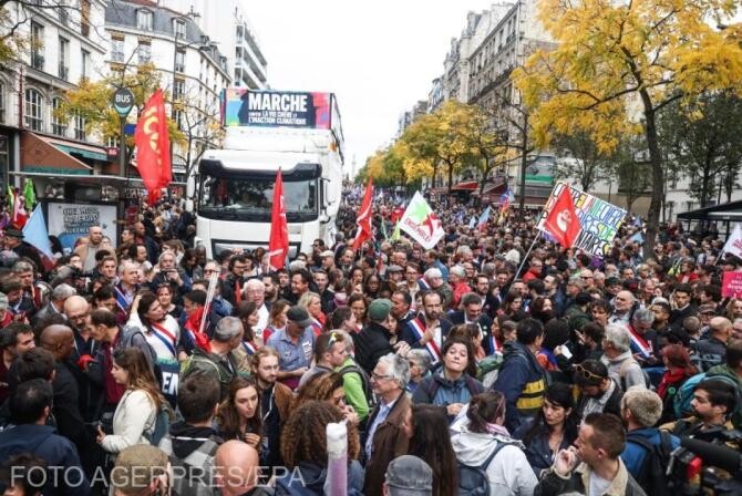 Peste 100.000 de oameni au manifestat pentru creşteri salariale în Franța - Foto Agerpres