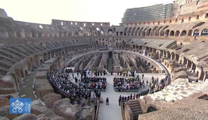 Premieră mondială. Liderii religioși ai planetei, reuniți într-o rugăciune pentru pace la Colosseum. Sursa foto: Vatican Media Live
