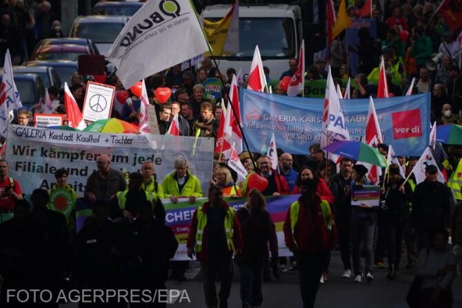 Proteste în Germania. Zeci de mii de oameni au ieșit în stradă pentru a cere ajutor în fața prețurilor mari la energie. "Guvernul distribuie fondurile cu stropitoarea" / Foto: Agerpres