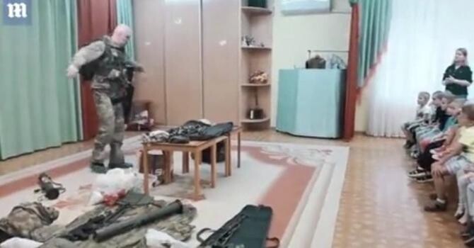 Imagini șocante de la o grădiniță din Rusia. Copiii de 4 și 5 ani sunt învățați să folosească mitraliere și grenade / Foto: Captură video Daily Mail