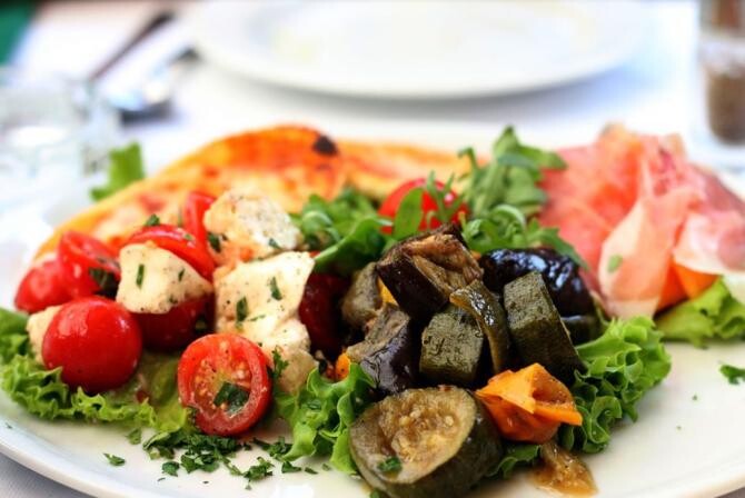 Salată delicioasă de vinete și brânză, perfectă pentru prânz sau cină. Sursa - pixabay.com