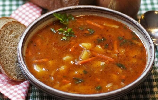 Supă delicioasă de legume. Eeste sățioasă și se face rapid. O porție are doar 210 de calori. Sursa - pixabay.com
