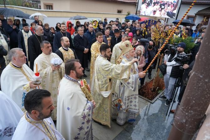 Înaltpreasfințitul Părinte Arhiepiscop și Mitropolit Nifon, la târnosirea bisericii de la Crovu