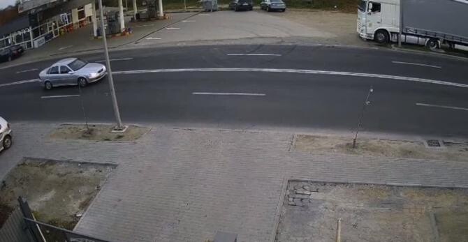 Accident grav la intrare în municipiul Făgăraș. Impactul a fost surprins de camerele de supraveghere / Foto: Captură video Youtube Marian Stoica
