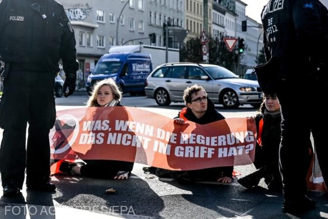 Activiştii germani pentru climă au blocat străzi din Berlin și s-au luat la bătaie cu șoferii în trafic - Foto Agerpres