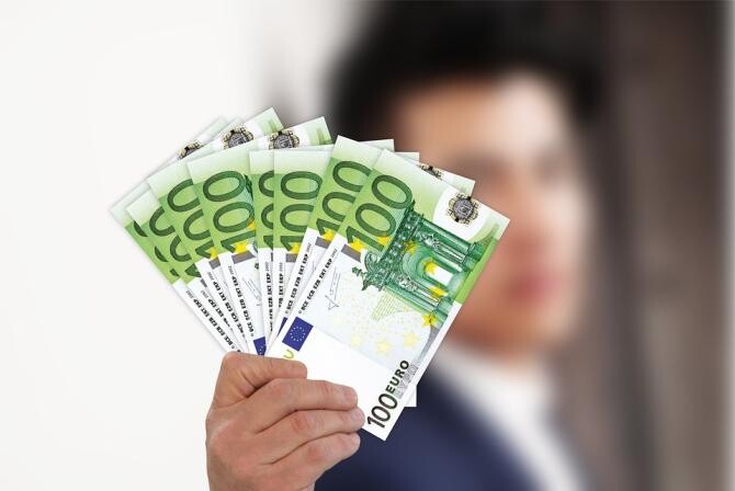 Un bărbat care a câștigat 9,9 milioane de euro la loto își caută o soție cu care să împartă banii și să călătorească. "Poate fi blondă sau brunetă, nu-mi pasă" / Foto: Pixabay, de Geralt